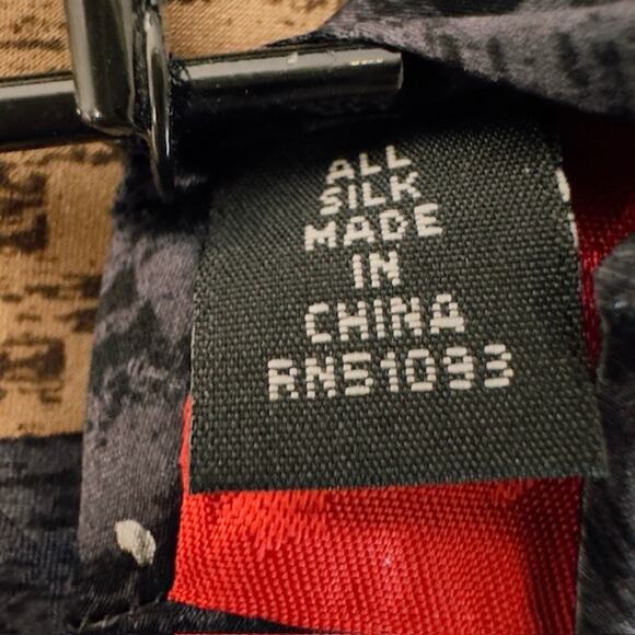 Hallmark Holiday Traditions Men's Neck Tie, Nativity Scene, Black/Red/Green 60" - Picture 5 of 11